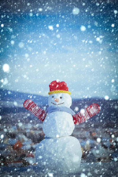 Szilveszter a hóember hó kalapban. — Stock Fotó