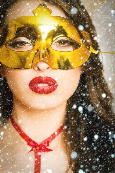 Sexy mujer con labios rojos en máscara de oro —  Fotos de Stock