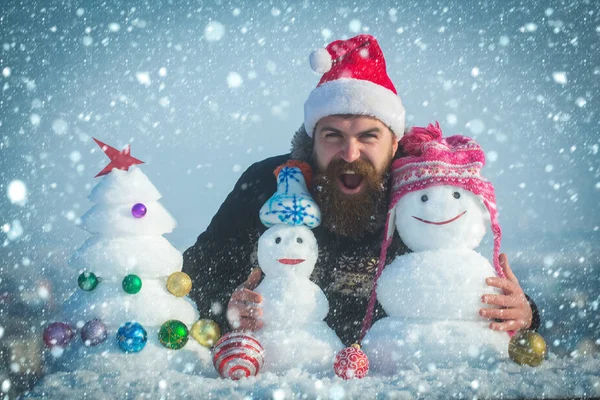 Santa man schreeuwen met besneeuwde sculpturen — Stockfoto