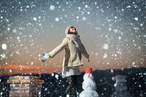 Mikulás lány, kémény, hóember. — Stock Fotó