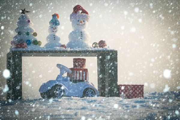 Oyuncak araba karlı zemin üzerine mevcut kutuları ile — Stok fotoğraf