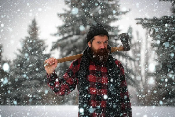 Kerst hipster houthakker met ax in hout.. — Stockfoto