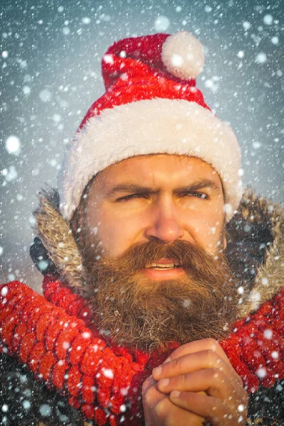 Weihnachtsmann mit langem Bart und Schnurrbart im Gesicht — Stockfoto