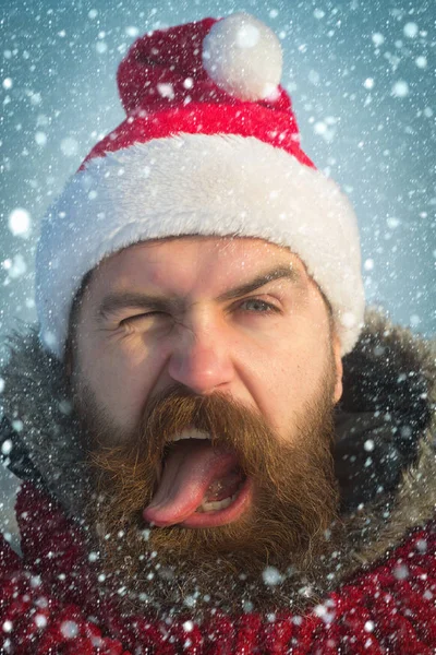 Weihnachtsmann mit langem Bart und Schnurrbart im Gesicht. — Stockfoto