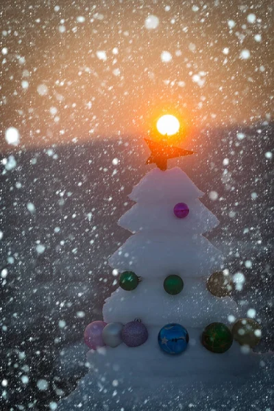 Escultura de neve com estrela vermelha no fundo natural — Fotografia de Stock