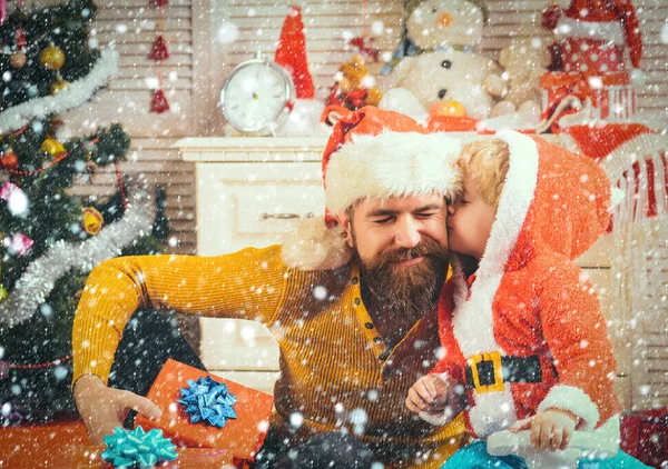 Christmas lyckligt barn och far med presentask, Annandag. — Stockfoto