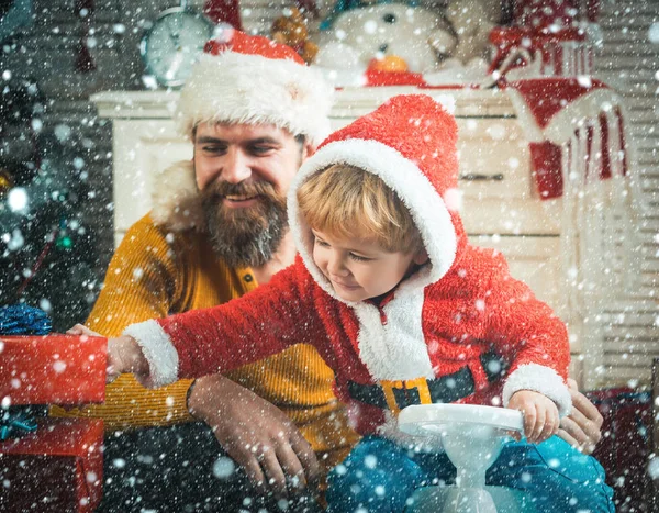 新年の小さな男の子の息子と男. — ストック写真