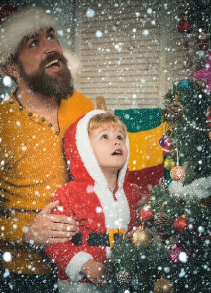 Criança de Natal com homem barbudo pai decorar árvore de ano novo — Fotografia de Stock