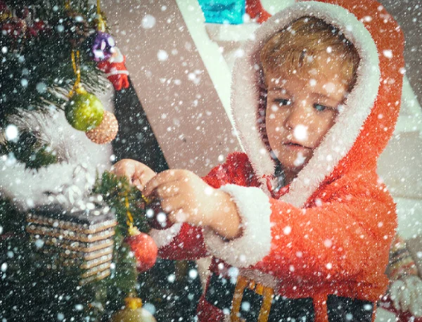 Weihnachtsmann-Kind schmückt Weihnachtsbaum — Stockfoto