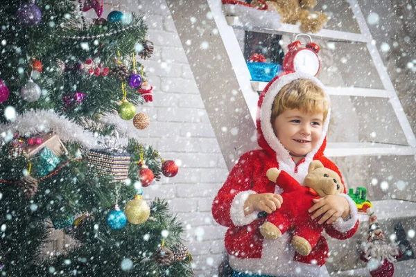 Ano Novo pequeno menino no brinquedo de decoração . — Fotografia de Stock