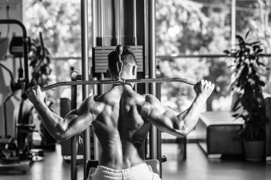 kaslı adam spor salonunda eğitim