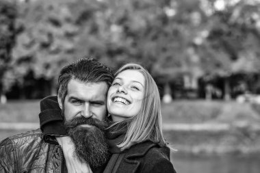 Sonbahar parkında genç bir çift