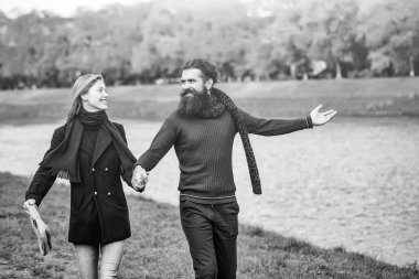 Sonbahar parkında genç bir çift