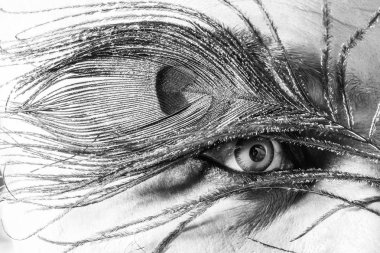 Tavus kuşu tüyü ile insan gözü