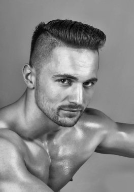 Yakışıklı adam veya kas maço