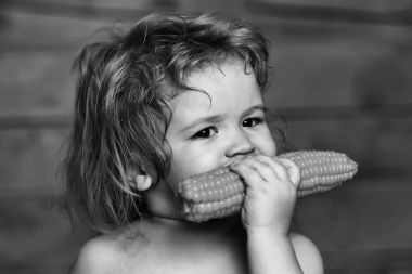 sarı mısır yeme komik küçük çocuk çocuk