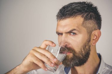 Akşamdan kalma ve susuzluk.