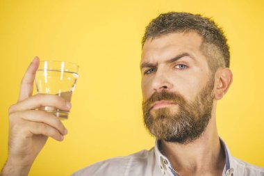 ciddi bir yüz içecek su cam sakallı