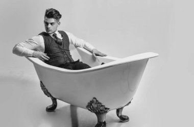 Yakışıklı adam ya da işadamı klasik banyosunda rahatlatıcı