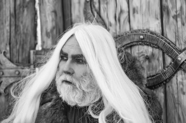 sakallı adam ahşap arka plan üzerinde