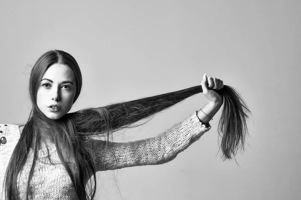 Hübsches Mädchen mit langen Haaren — Stockfoto