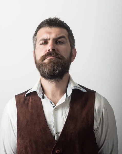 Человек с длинной бородой на серьезном лице — стоковое фото