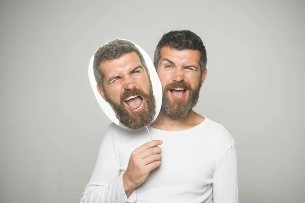 Man met lange baard op ergens gezicht houden papier naamplaatje — Stockfoto