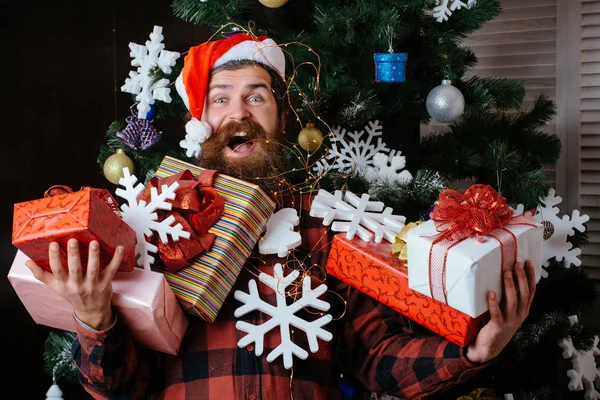 Hombre de Navidad con barba en la cara feliz celebrar regalo . —  Fotos de Stock