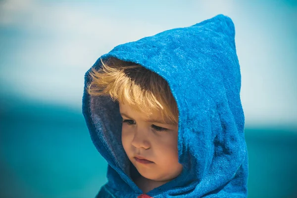 Liten pojke eller kid i blå frotté huva solig sommar — Stockfoto