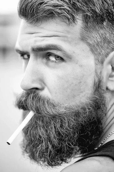 Stirnrunzeln bärtiger Mann beim Zigarettenrauchen — Stockfoto