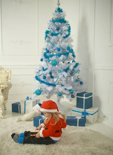 Nový rok malý chlapec na vánoční stromeček — Stock fotografie