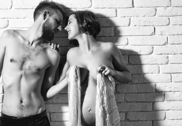 Vousatý muž a docela těhotná žena s nahou kulatým břichem — Stock fotografie
