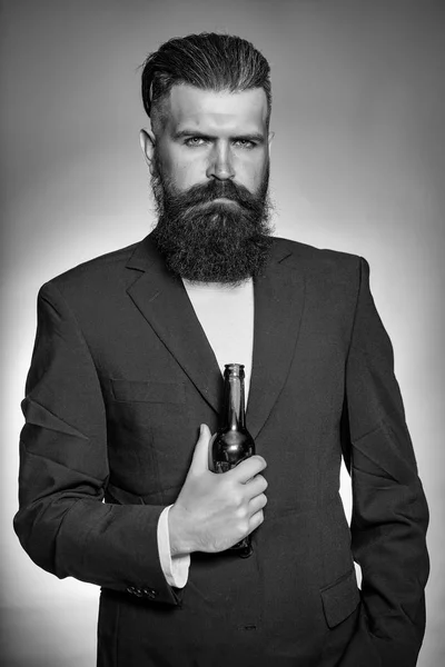 Bearded man with beer bottle — Stock Photo, Image