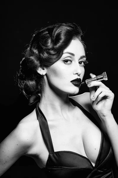 Glamour-Frau mit Lippenstift — Stockfoto