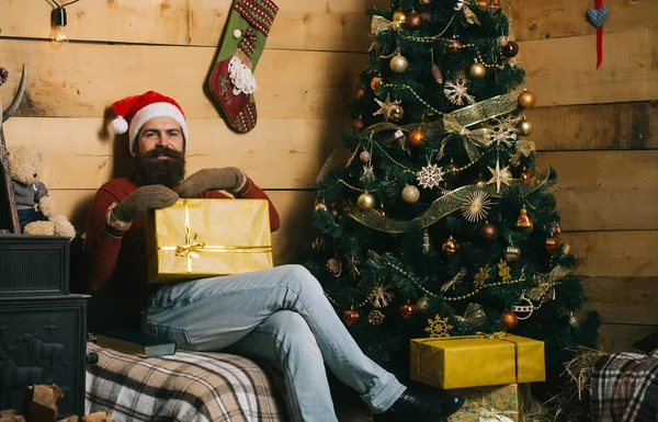 Christmas lycklig man i Tomtemössa med nuvarande box — Stockfoto