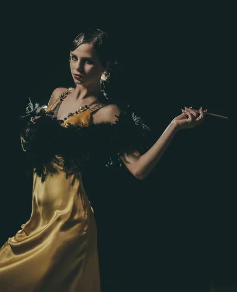 Menina em vestido amarelo, boa pele com mouthpeice . — Fotografia de Stock