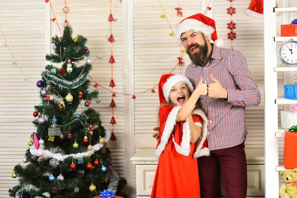 クリスマスの幸せな子供と父親のプレゼント ボックスで. — ストック写真