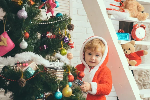 Ano Novo pequeno menino no brinquedo de decoração . — Fotografia de Stock