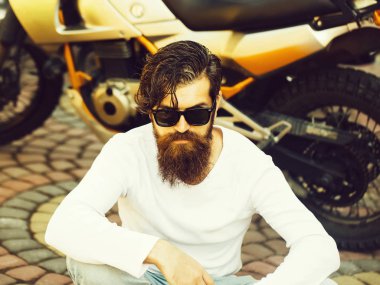 Çekici bir adam motosiklet oturur