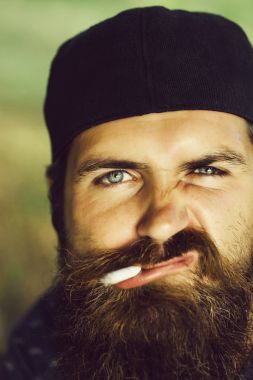 Sigara içen genç adam.