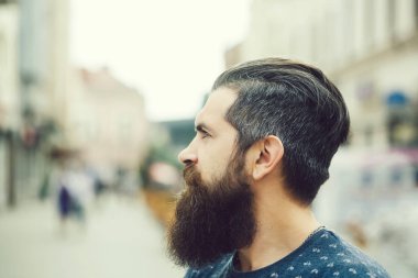 Sakallı yakışıklı açık