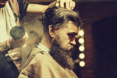 Makyaj fırça ile cilt üzerinde toz alma adam sakallı