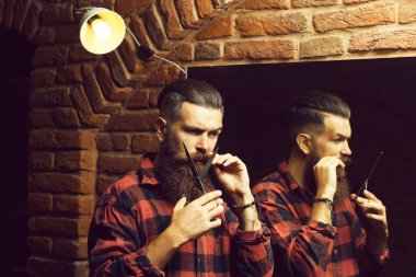 adam ayna yakınındaki makas ile kesme