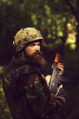 silahı olan genç asker