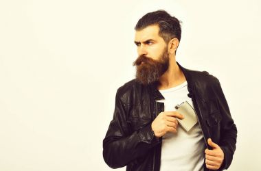 Metalik deri ceket kavanoza ile ciddi sakallı adam hipster