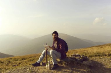 Sakallı adam rota araştırıyor