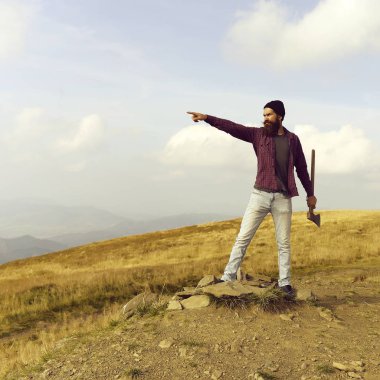 Dağda baltalı sakallı adam