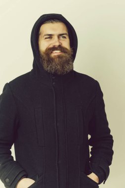 Sakallı mutlu acımasız beyaz adam siyah ceket ve hood
