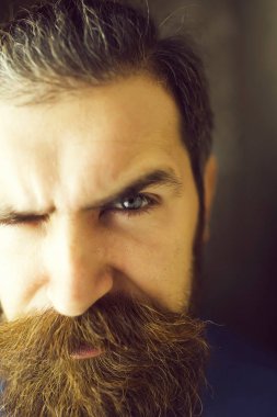 Sakallı bıyıklı ciddi adam