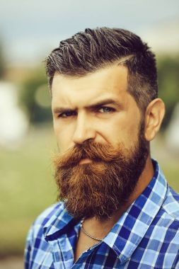 Sakallı adam açık kaşlarını